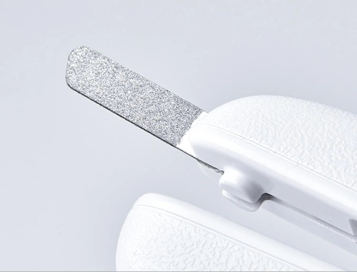 White LED pet nail clippers with transparent baffle and file, 14.8cm long