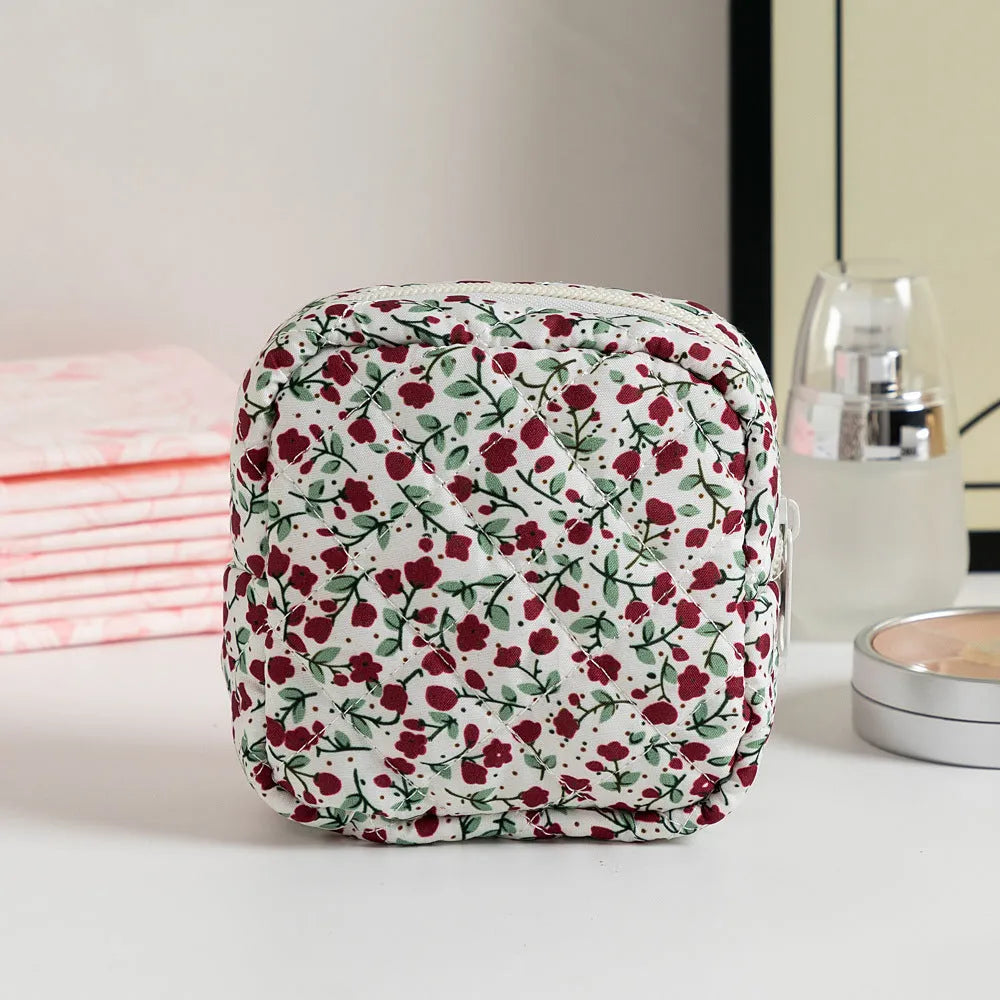 Cute Change women's key storage bag in a floral print made from breathable polyester fabric.