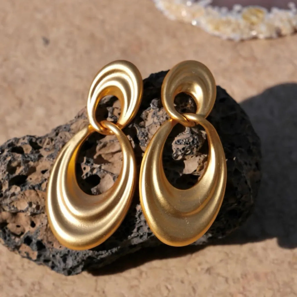 Plain gold double circle French retro earrings with copper U-shaped design and quicksand colour