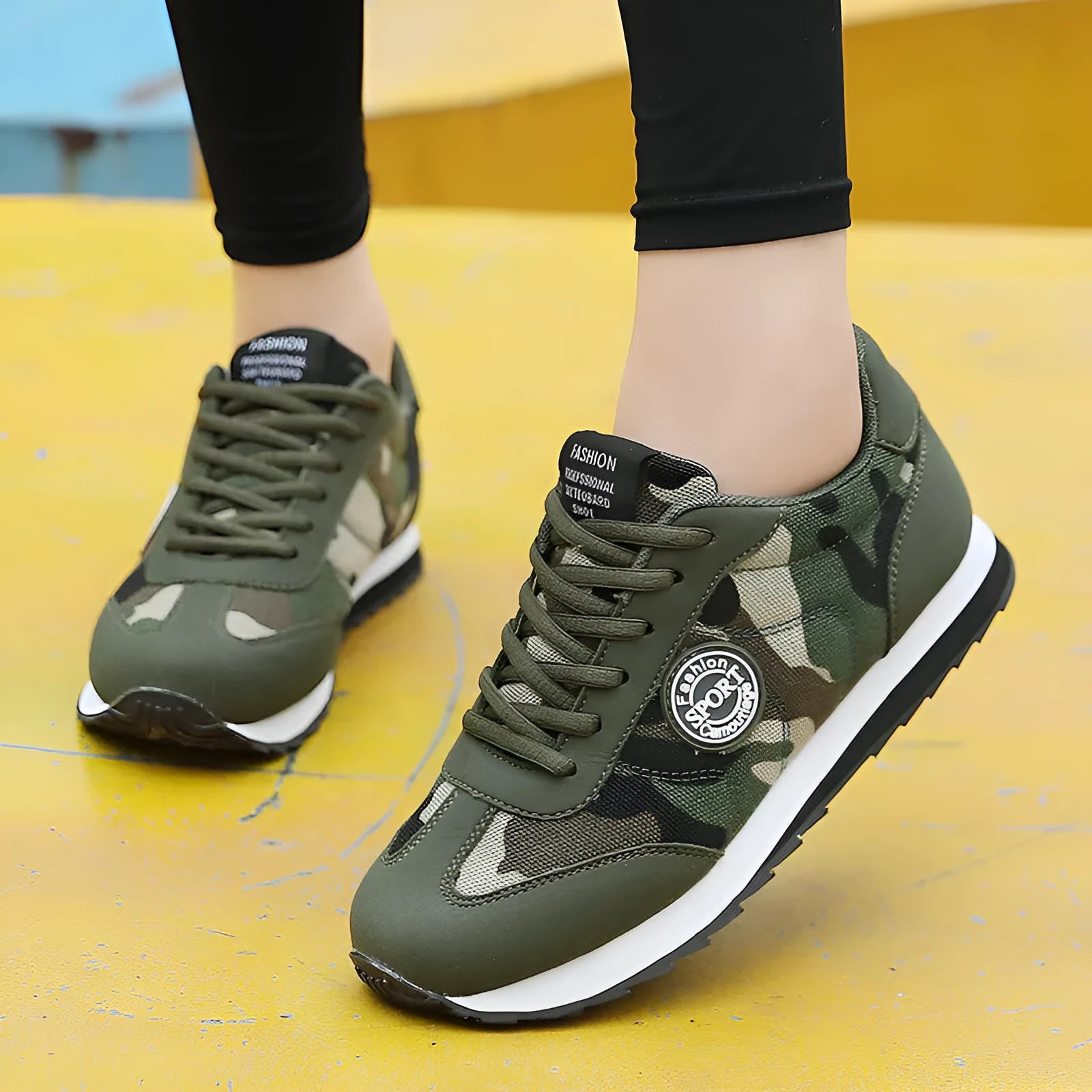 Unisex camouflage pattern low-top sports shoes with suede upper and mesh lining.