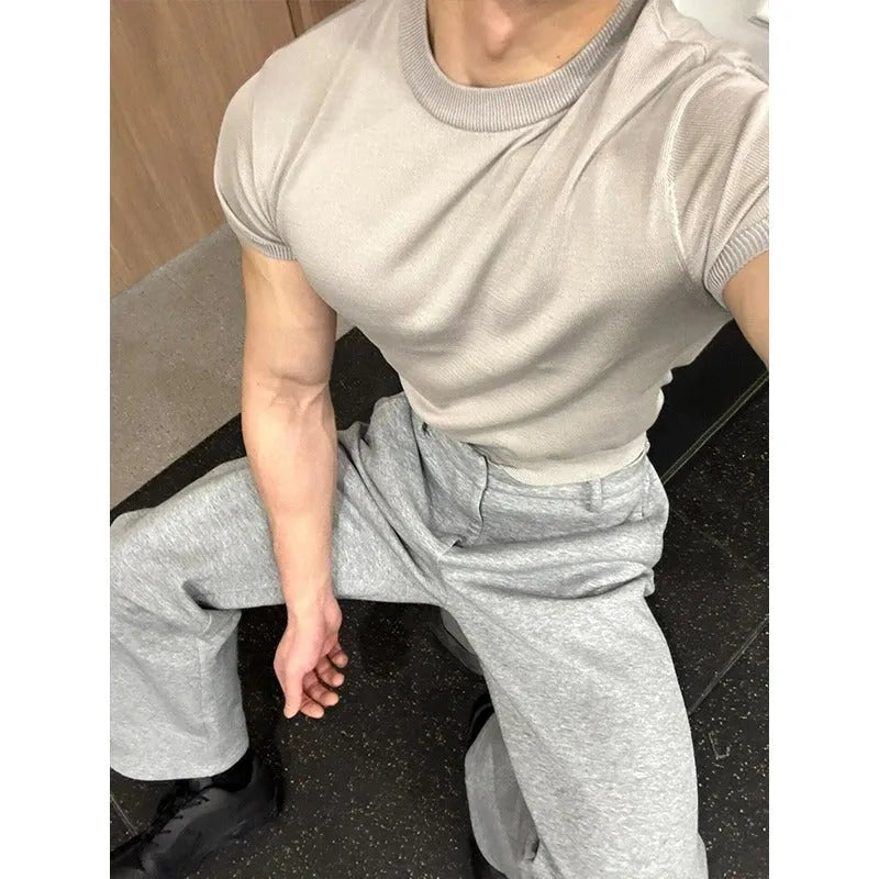 Men's slim fit knitted polyester t-shirt with cuff-closing sleeves in solid colours