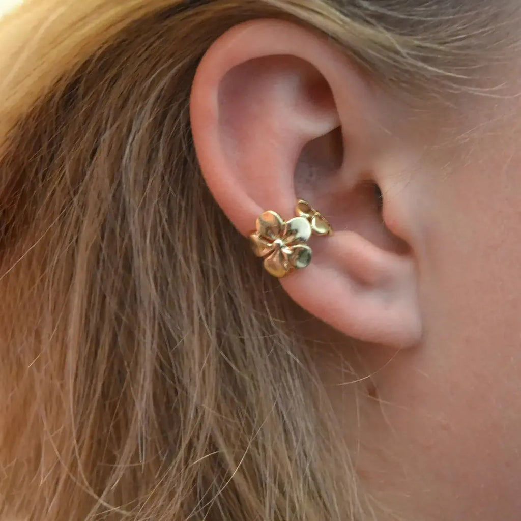 Gold-toned starfish and scallop eardrop earrings with conch designs and animal modelling on alloy construction