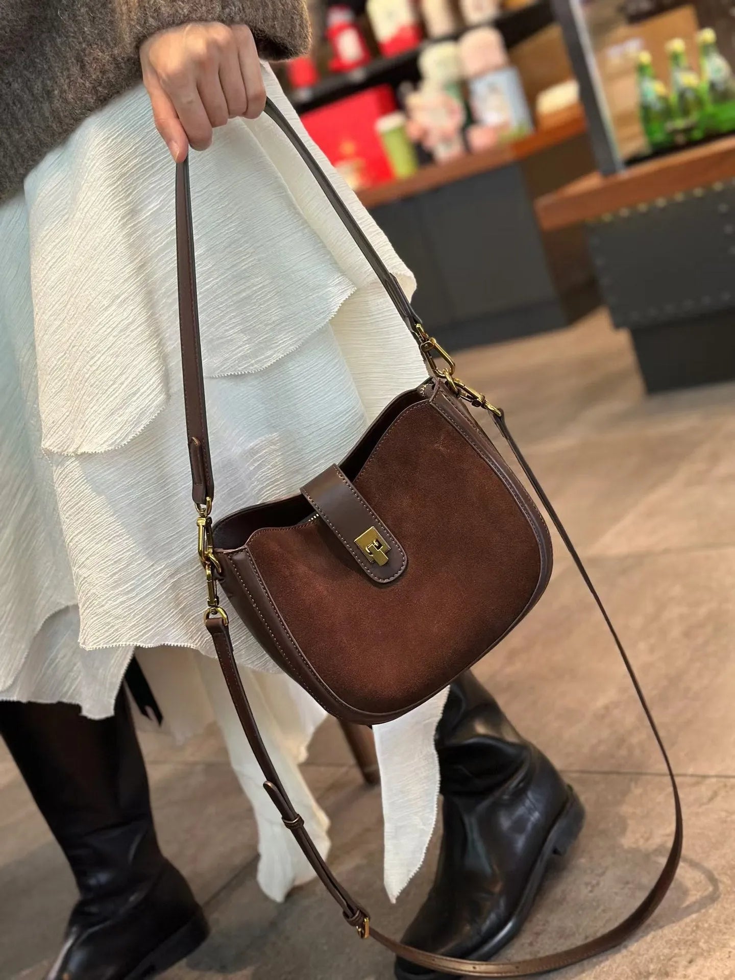 Genuine leather women's one-shoulder crossbody bag in black with sandwich pocket design