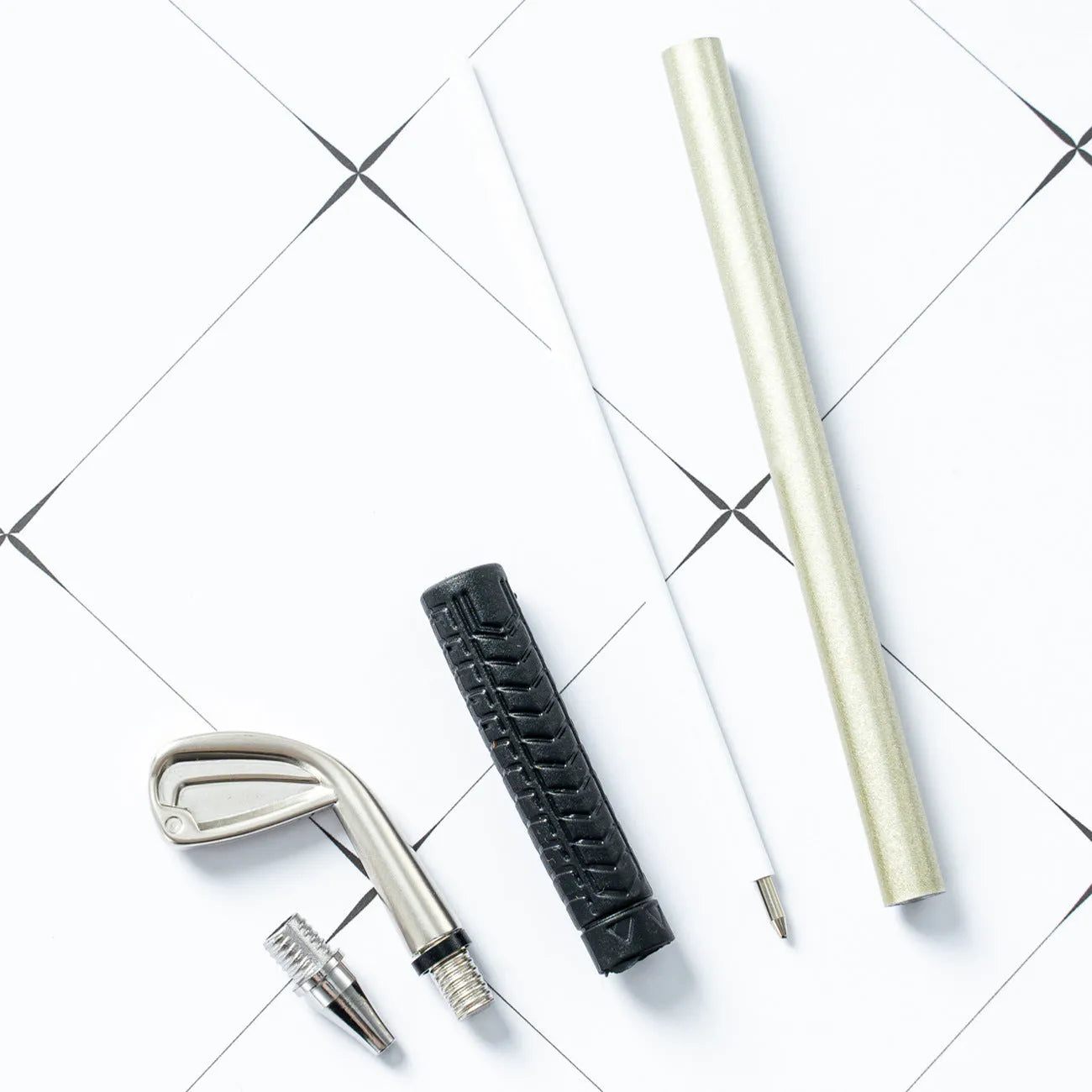 Three metal suit ballpoint pens with 0.7mm bullet-type refills measuring 18.5cm each