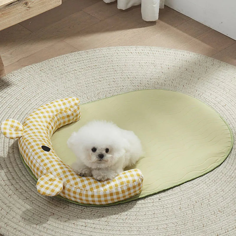 Four-season dog mat with removable cover in green or yellow, showing four size options for small to medium pets