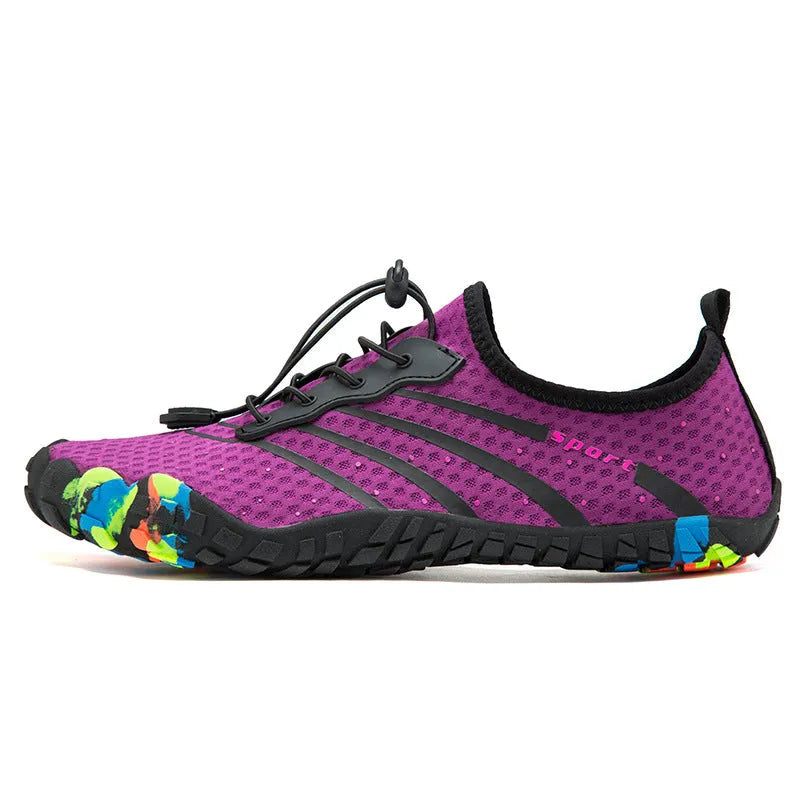 Low-top outdoor fitness shoes in army green with mesh fabric upper and rubber sole for beach wading.