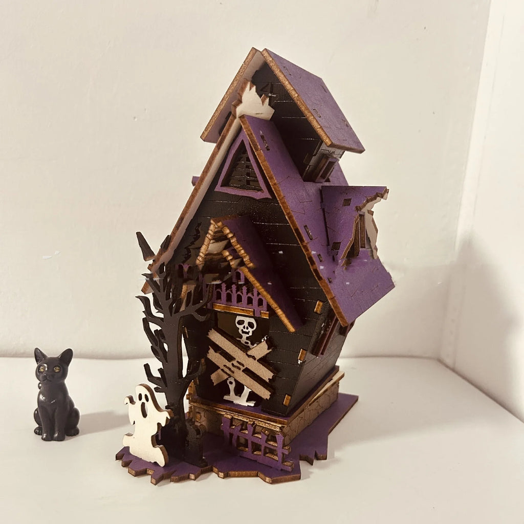 Wooden haunted house Halloween decoration measuring 14x10.5x19cm with luminous finish and cut-out details