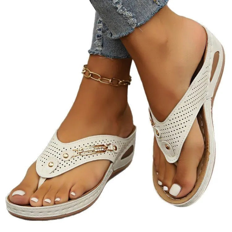 Women's retro-style flip-flop sandals in light brown with a herringbone pattern footbed.