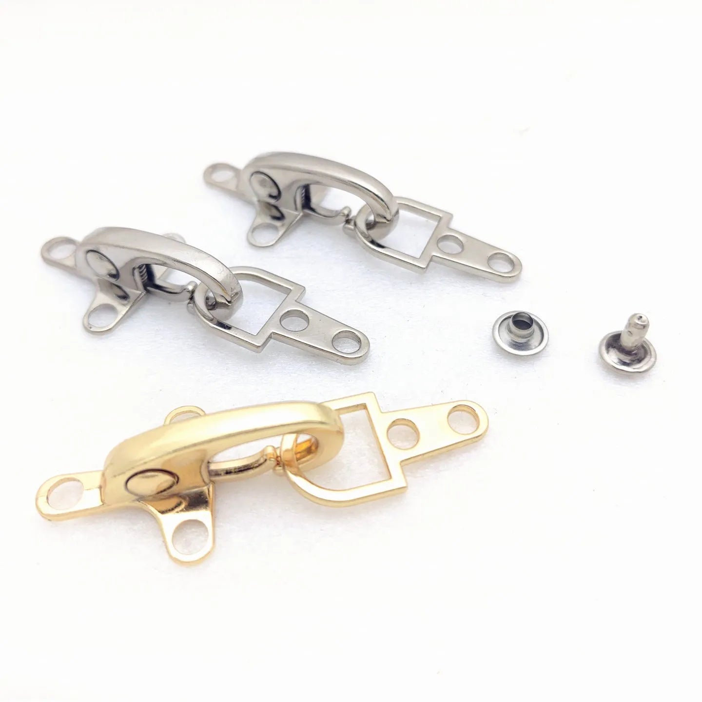 Alloy metal aircraft buckle decoration measuring 5.85cm in bronze gold gun silver finishes