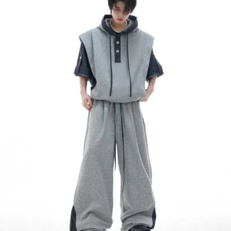 Hooded sports leisure suit with three-dimensional stitching on jacket, short sleeves, trousers length, in black or grey