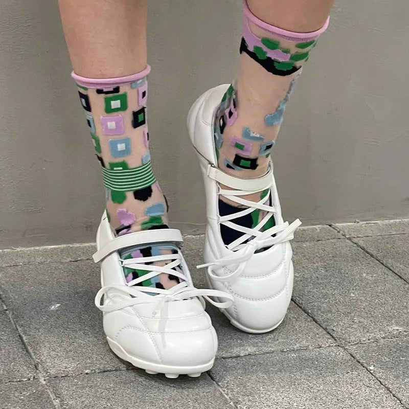 Women's silver lace-up bow sports shoes with round toe and 3-5cm mid heel on a light background.