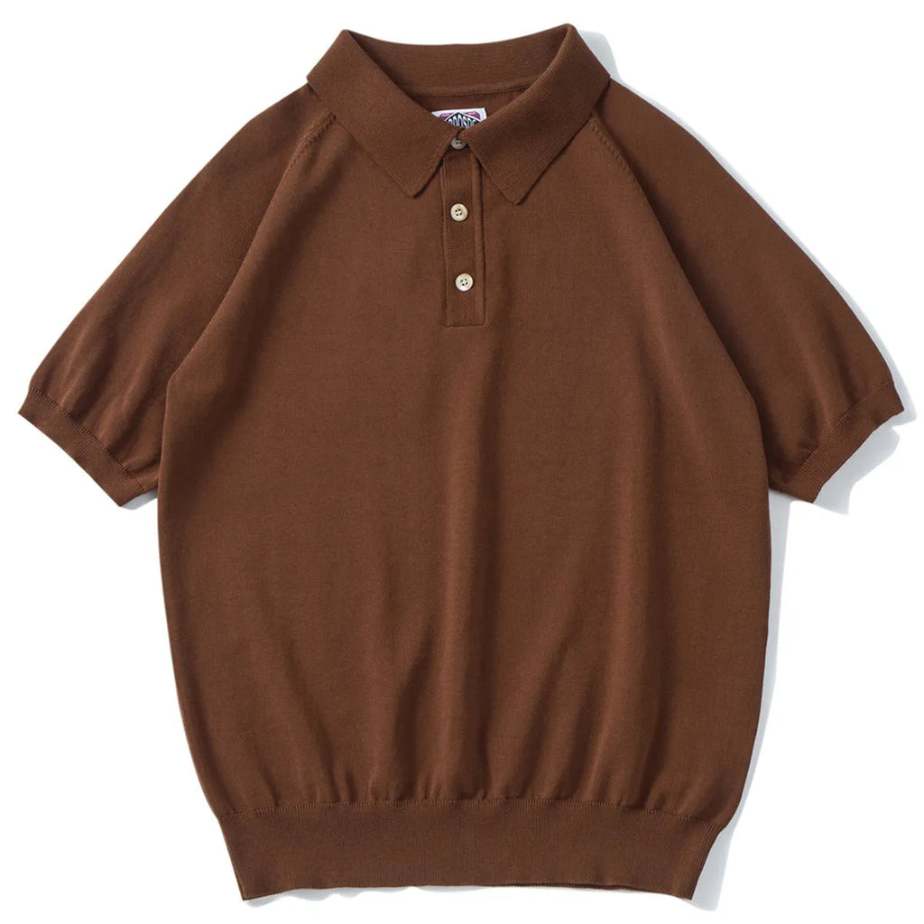 Man wearing a dark brown retro slim-fit short-sleeved cotton T-shirt.