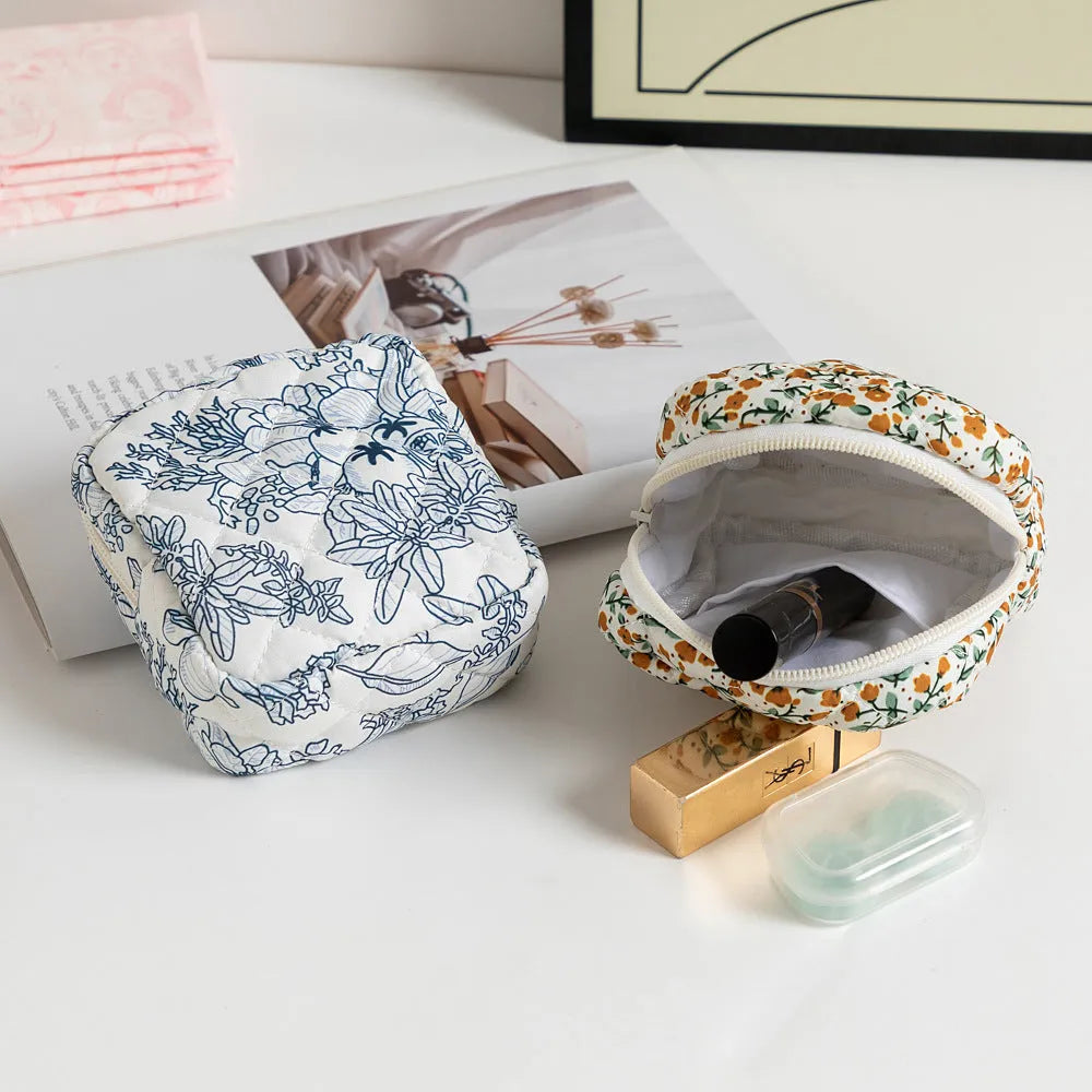 Cute Change women's key storage bag in a floral print made from breathable polyester fabric.