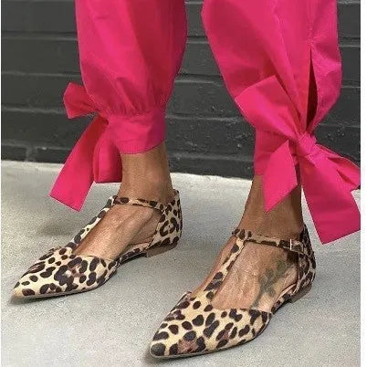 Leopard print women's pumps with pointed toe, chunky 1-3 cm heel, and cross shoulder straps in low-top design