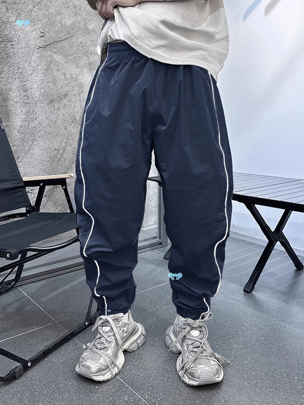Men's bamboo fibre casual sports trousers in army green with cropped length and elasticated waist