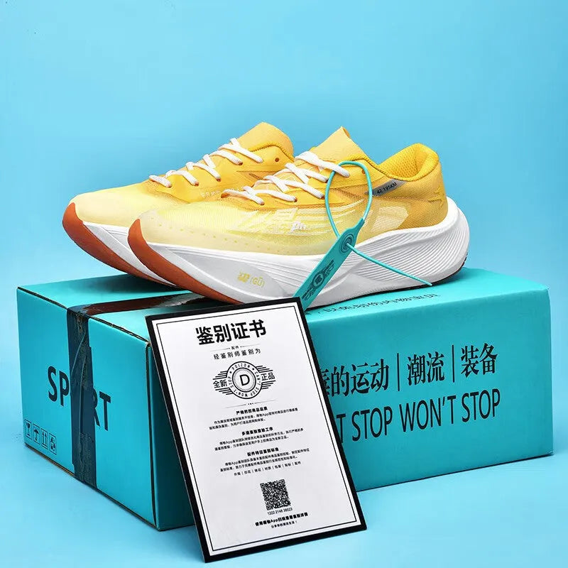Racing carbon plate sneaker with natural rubber sole and PU mesh upper in glacier colour
