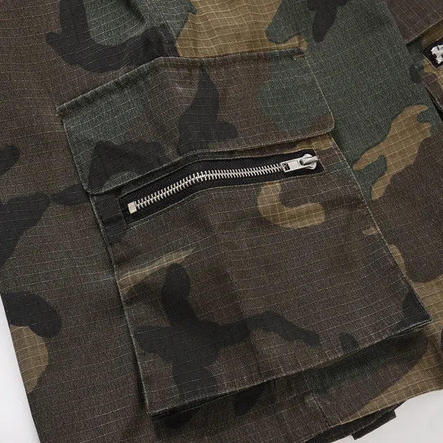 Green camouflage cotton workwear shorts with loose fit and mid waist design