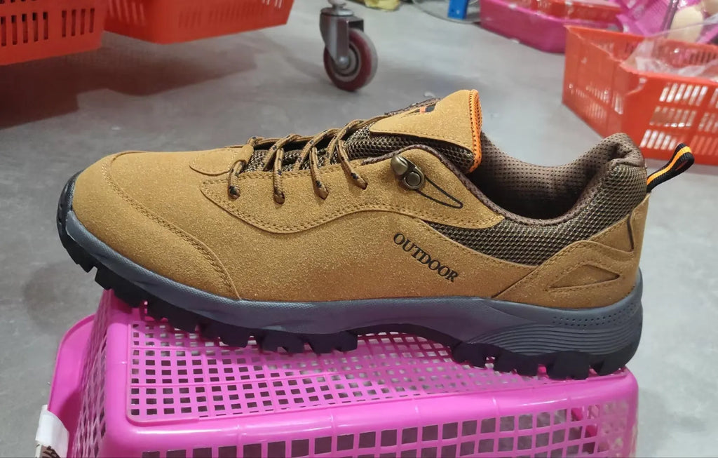 Men's low-top hiking shoes in army green with mesh lining and viscose sole for leisure walking