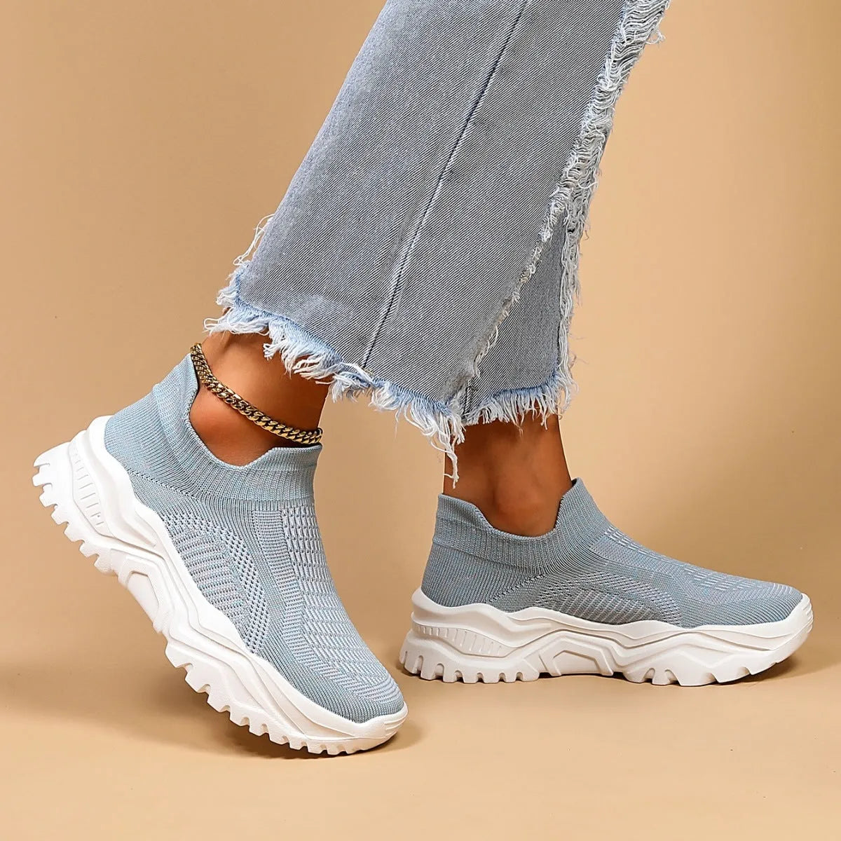 Light blue women's mesh slip-on sports shoes with round toe and 3-5cm heel
