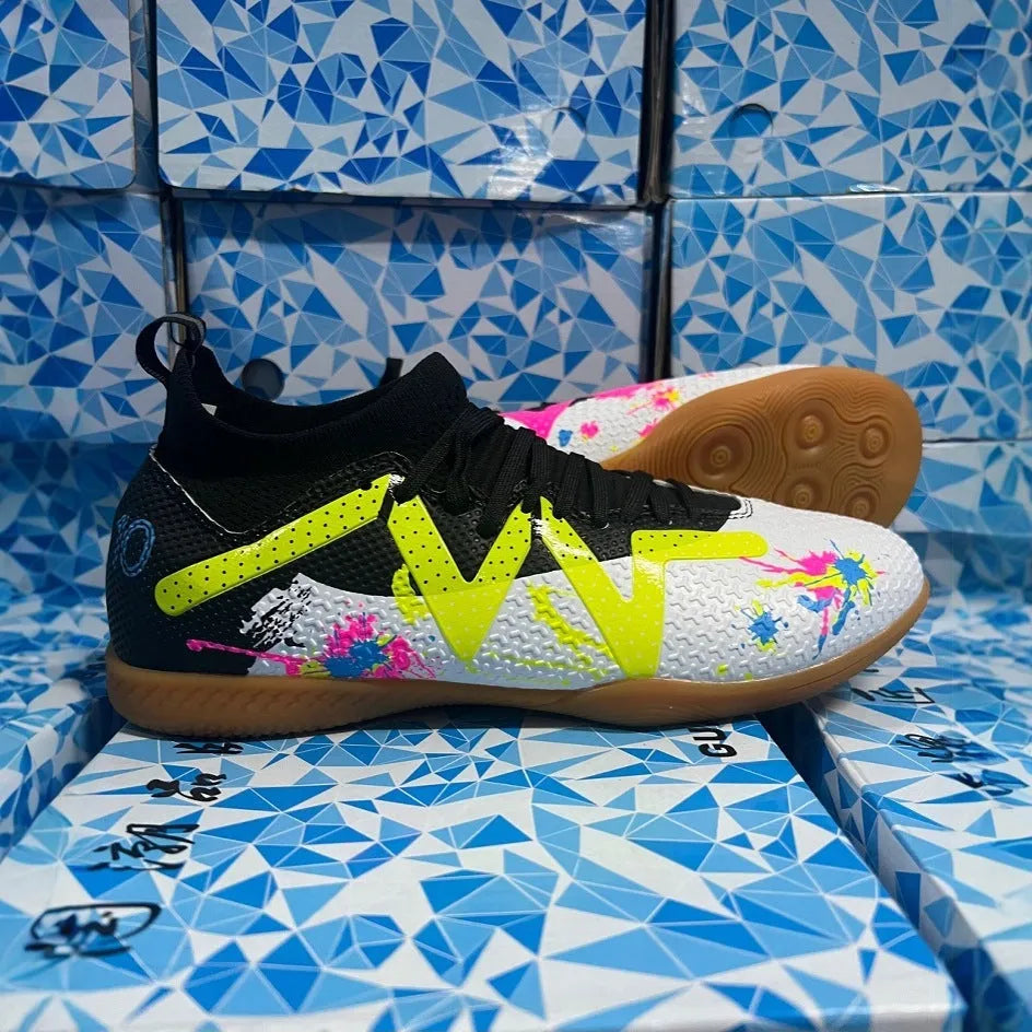 Men's low-top football boots with replaceable screw-in studs, in black and yellow colourway