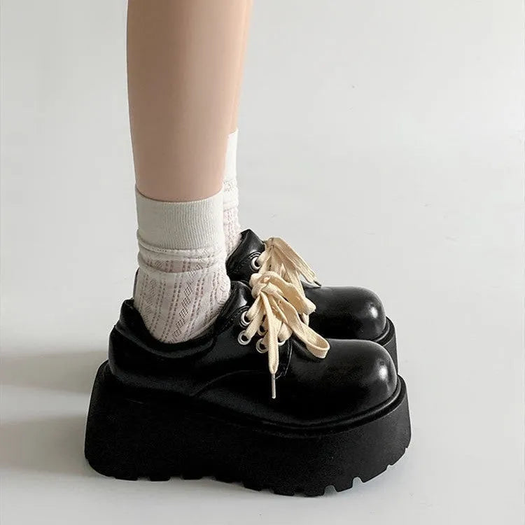 Women's matte black lace-up shoes with a 6-8cm English muffin heel and round toe on a solid background