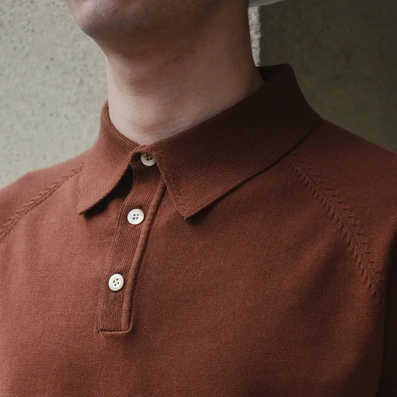 Man wearing a dark brown retro slim-fit short-sleeved cotton T-shirt.
