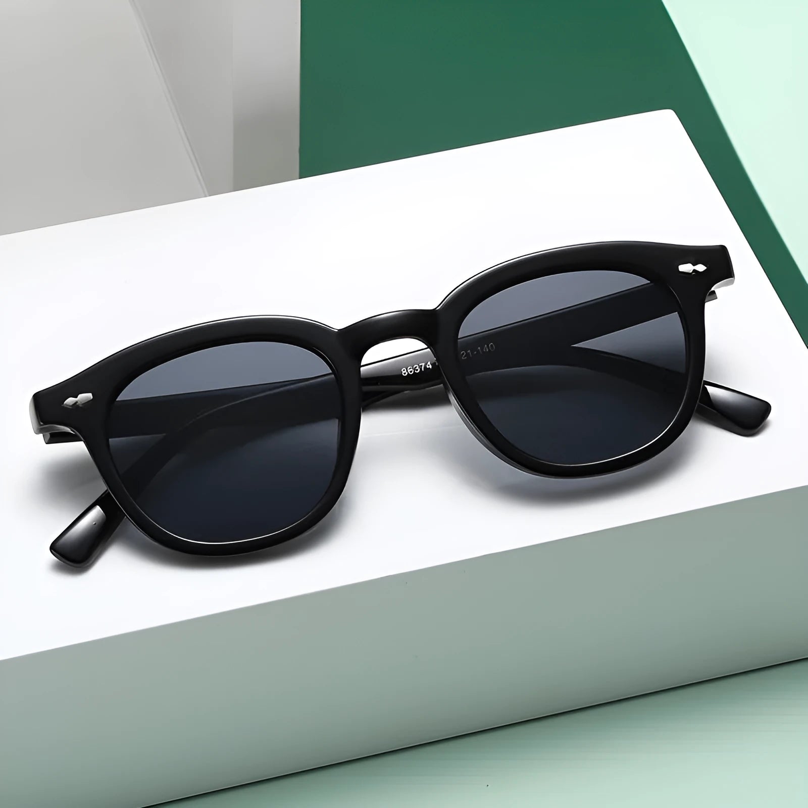 Retro round fashion sunglasses with a PC frame and metal hinge