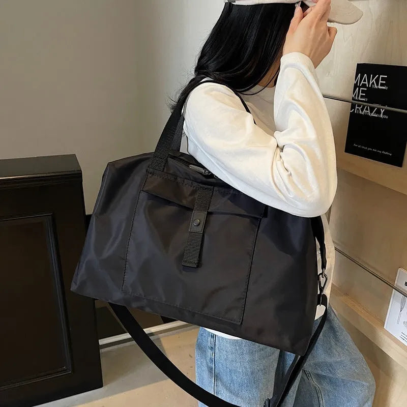 One-shoulder travel bag in grey, black or green with 36-55 litre capacity and Oxford cloth construction