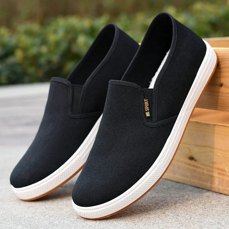 Men's low-top canvas slip-on shoes with round toe and injection moulded soles in black or blue