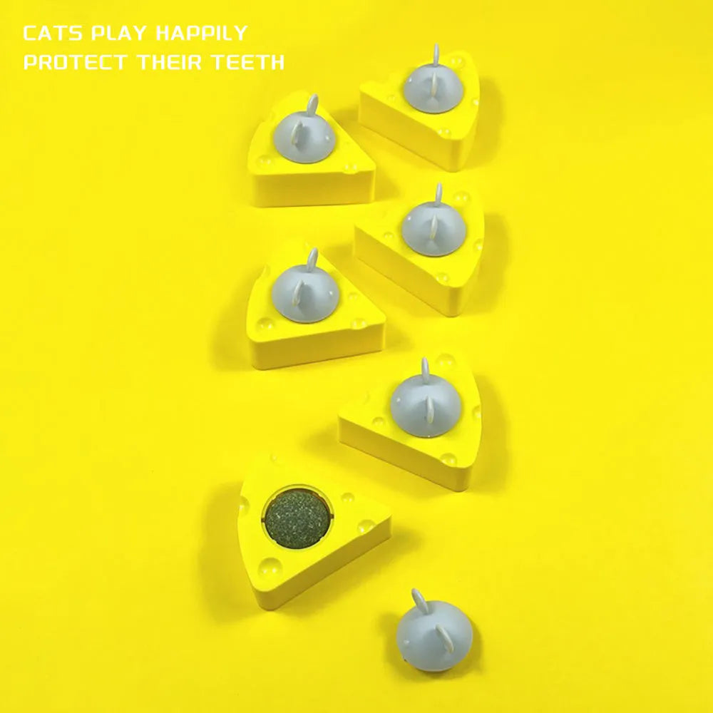 Yellow cheese-shaped catnip toy ball for cats, 4 cm in diameter.