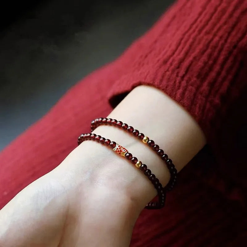 Women's wine red bracelet with garnet design in glass and coloured glaze