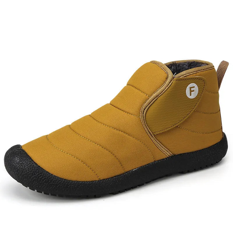 Men's snow boots in black with non-slip rubber soles and plush lining for winter use.