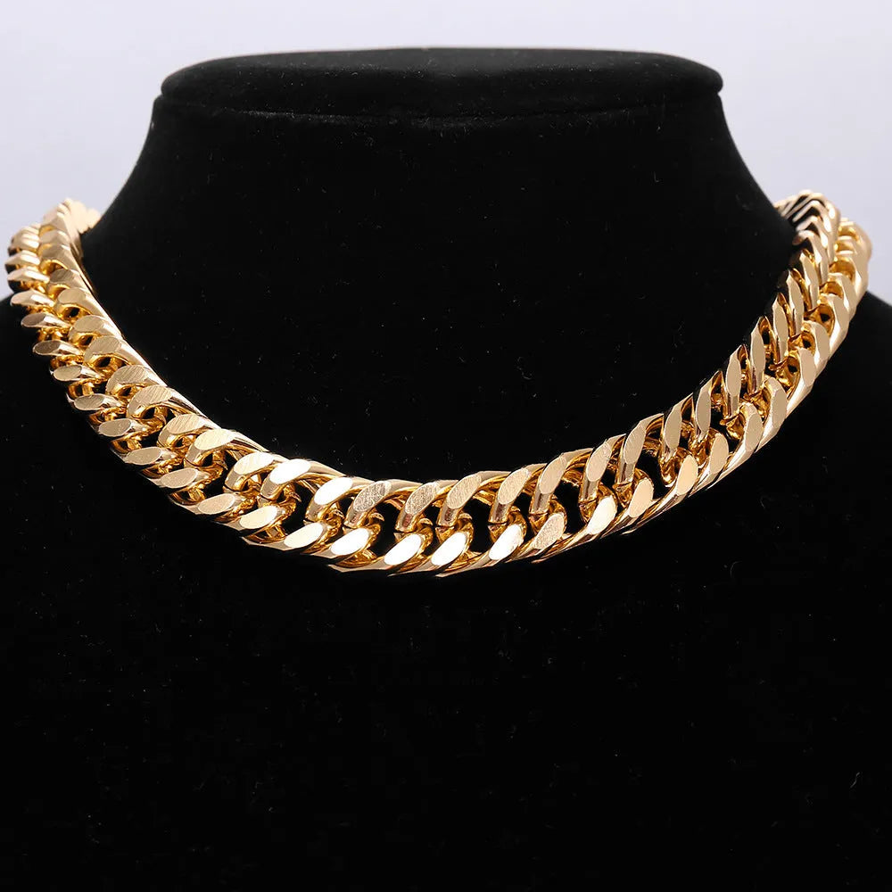 Women's gold thick chain necklace with 6cm pendant, 32cm total length, electroplated alloy construction