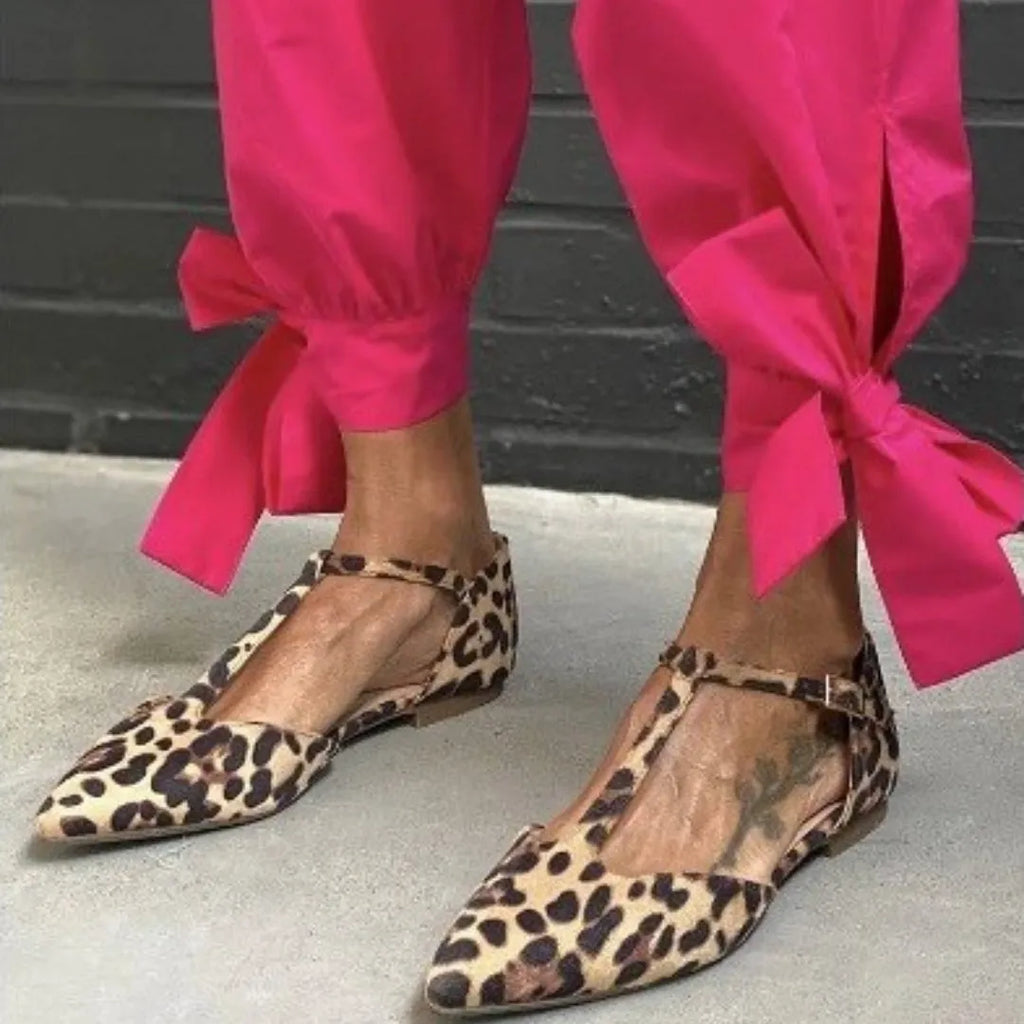 Leopard print women's pumps with pointed toe, chunky 1-3 cm heel, and cross shoulder straps in low-top design