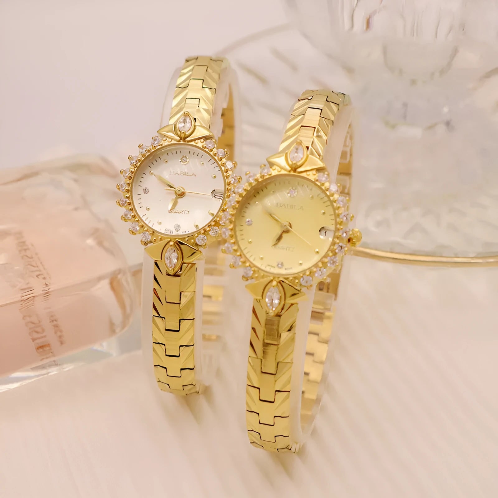 Women's vintage quartz watch with 5A diamond-embossed bracelet in gold finish