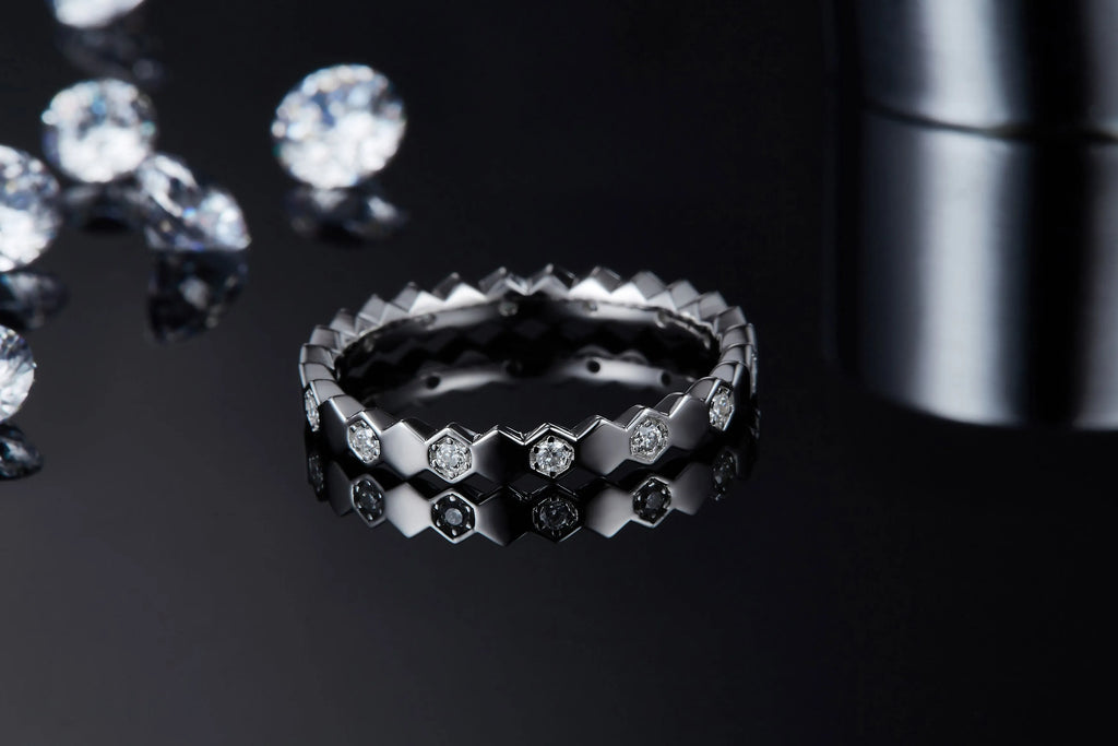 Moissanite wedding ring set in S925 silver with platinum plating, sizes 5-9, GRA certificate and gift box.