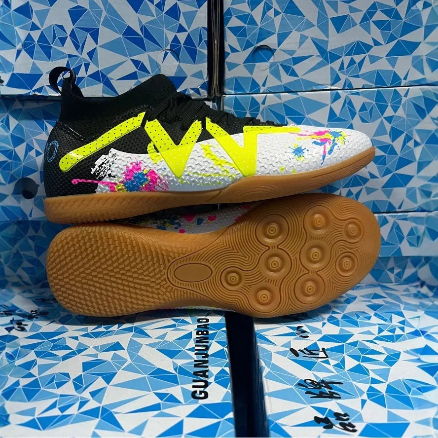 Men's low-top football boots with replaceable screw-in studs, in black and yellow colourway