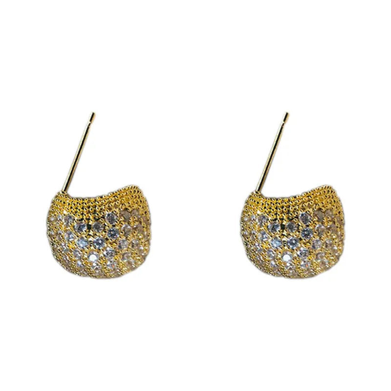 Drop-shaped geometric ear clips with full diamond setting and sphere elements in gold and white finishes