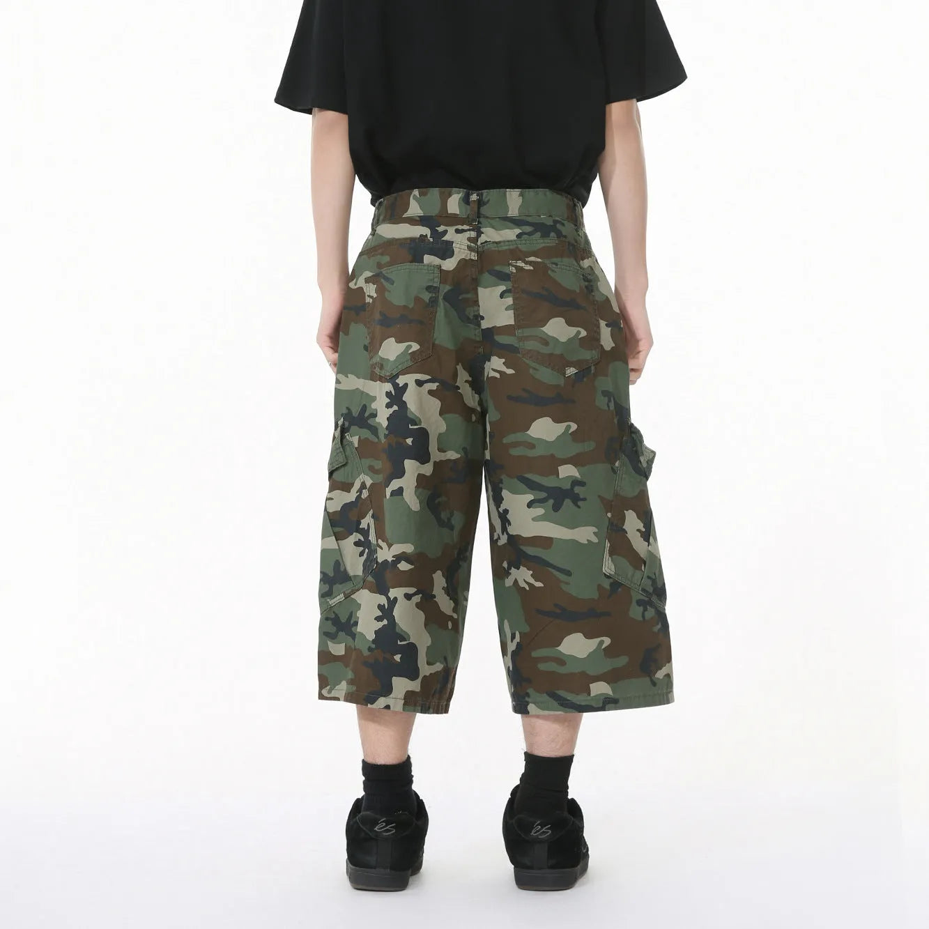 Cotton men's camouflage jeans with wide leg loose fit, cropped length, side stitching, and large pockets