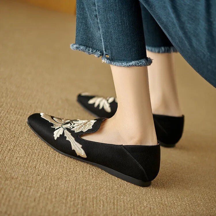 Women's retro flat pumps in fabric with pigskin lining and soft bottom construction
