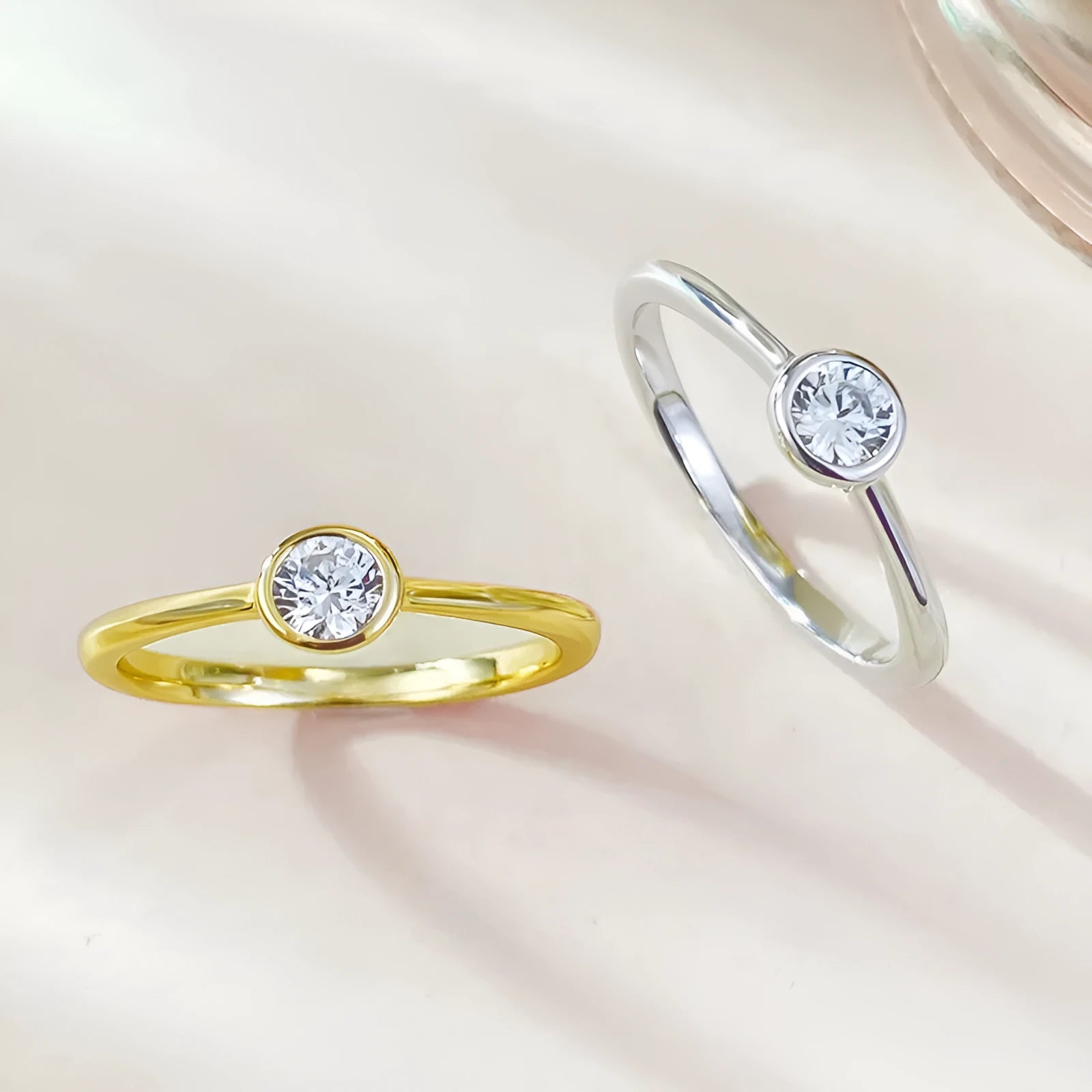 Minimalist silver crown ring with linear design details in R962 gold or platinum finish on a grey background.