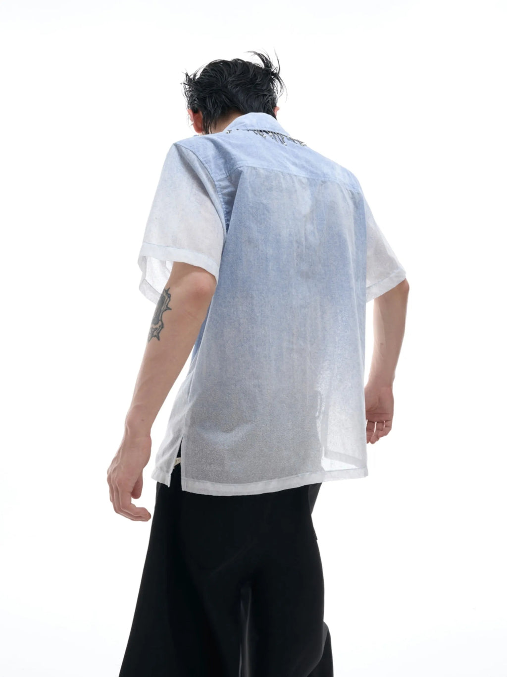 Blue to white gradient short-sleeved shirt with loose fit and half sleeves for summer wear