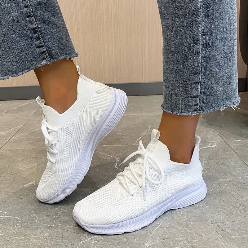 Women's breathable running shoes with mesh lining and Flyknit upper in tennis shoe style