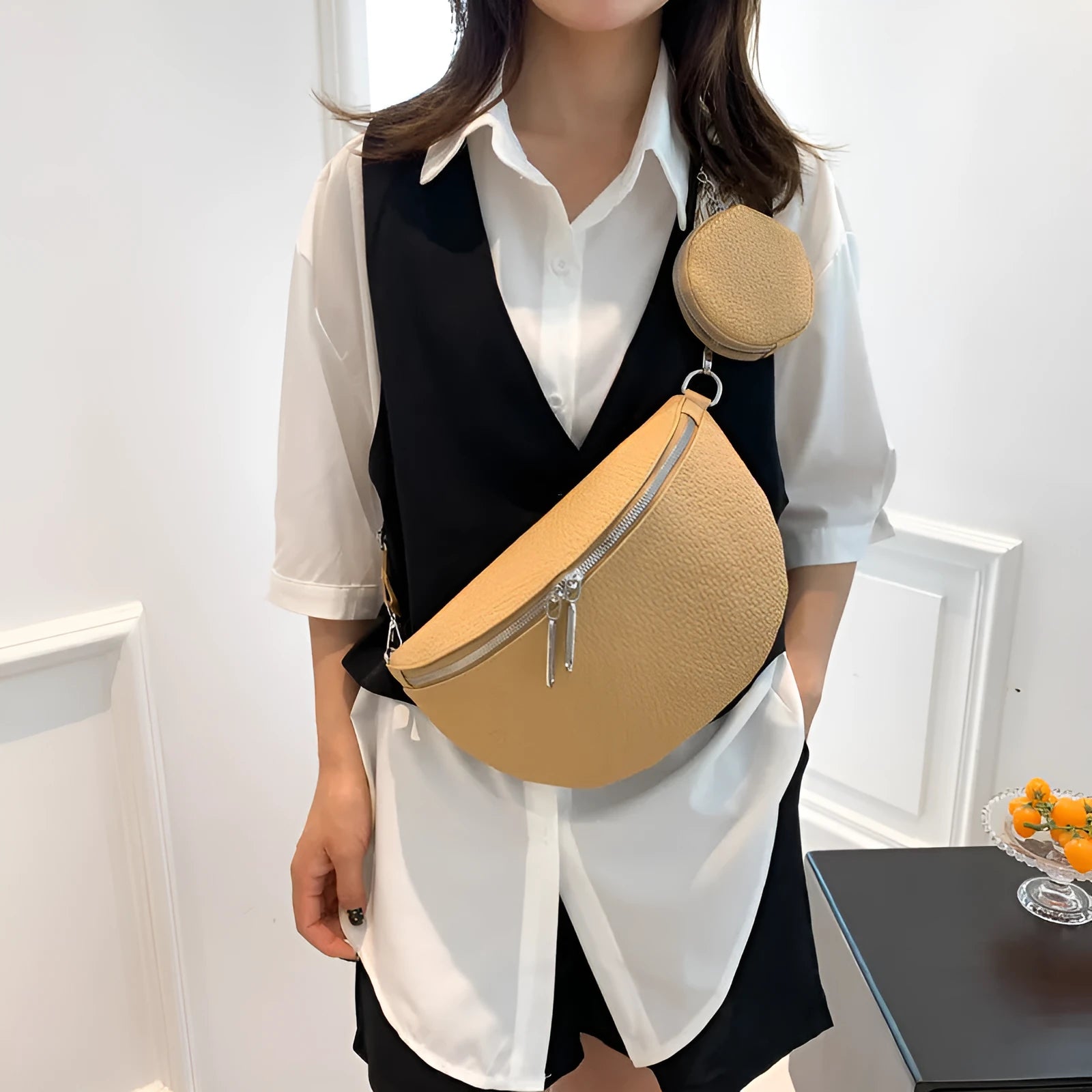 Women's solid colour crossbody bag with saddle lock zipper in horizontal square shape