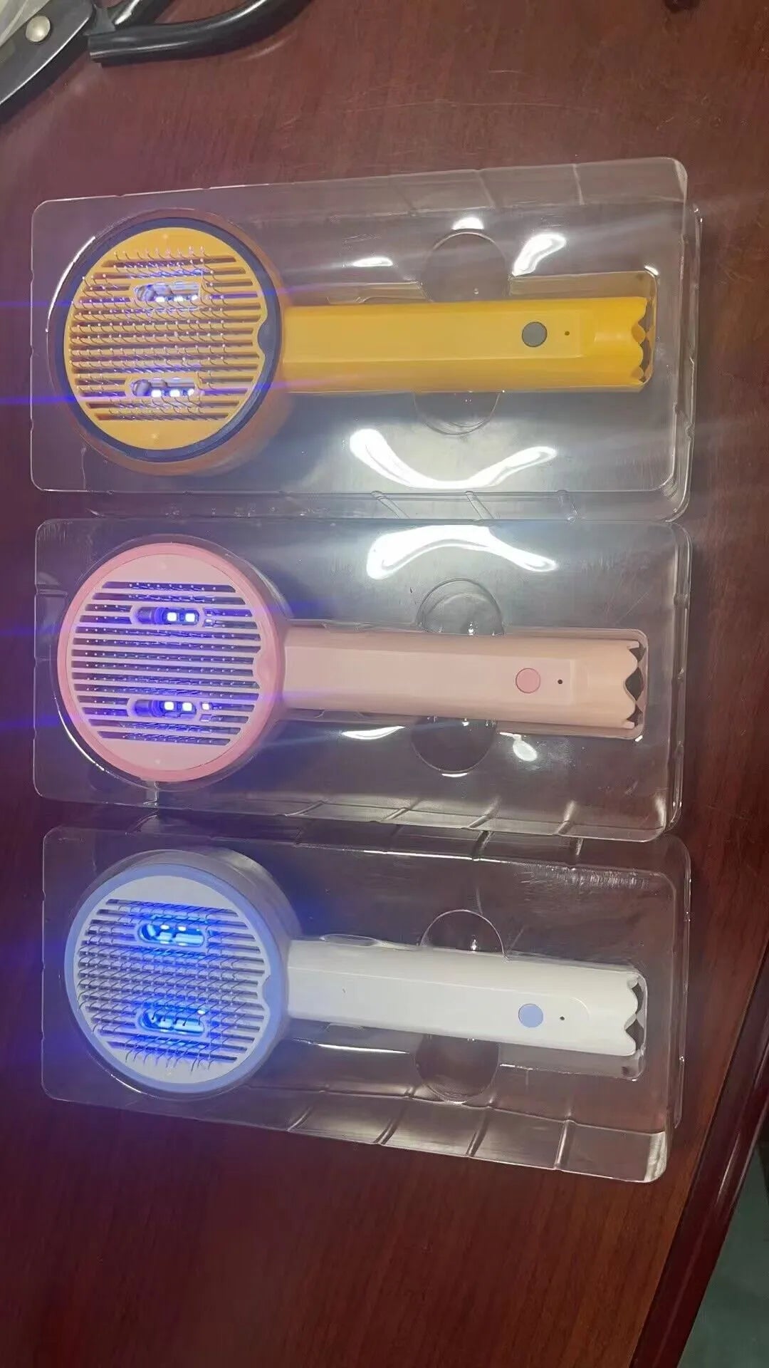 USB rechargeable UV pet comb for cats and dogs in pink, yellow or white ABS plastic.