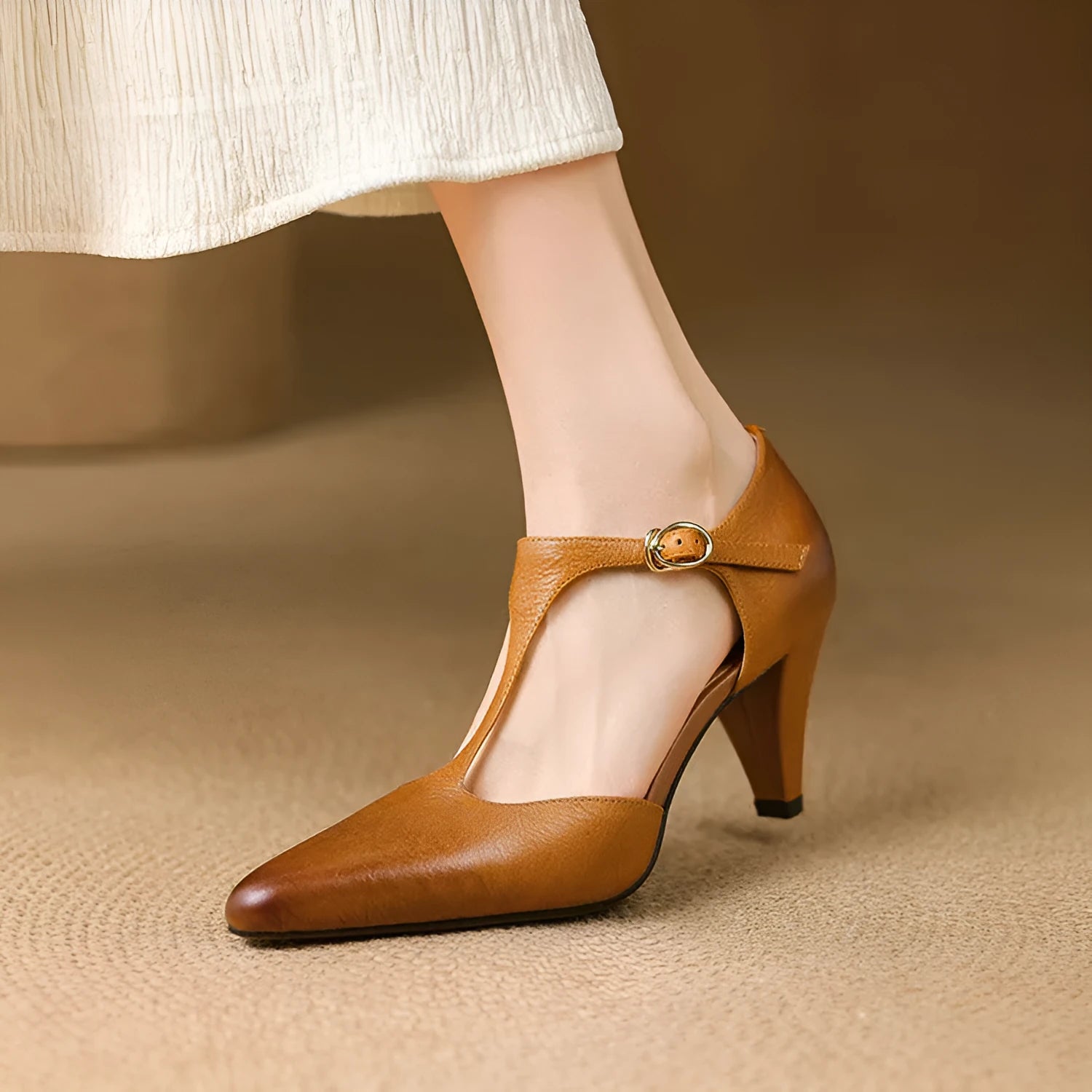 Brown retro women's sandals with T-strap, 6-8cm heel, cowhide upper, and buckle fastening on a neutral background