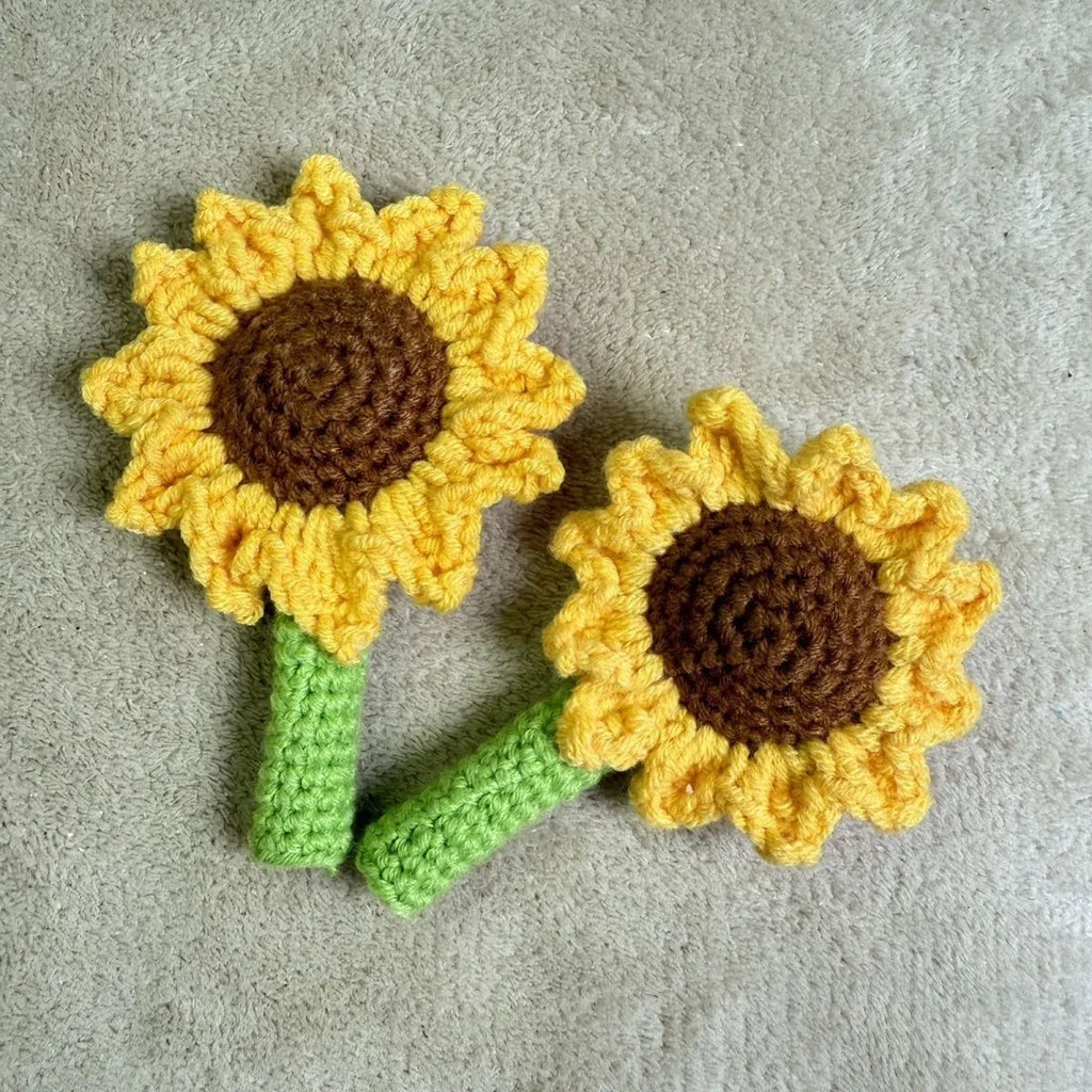 Hand-woven sunflower pen cover made from natural rattan and wheat straw in beige colour