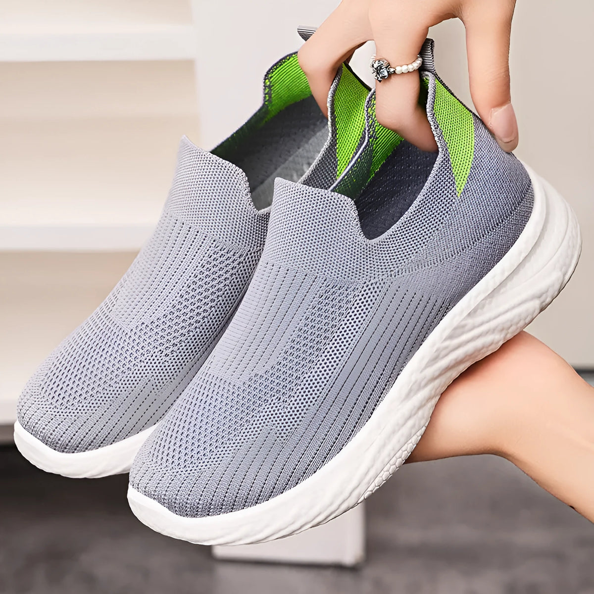 Women's solid colour Flyknit casual running shoes with a round toe and soft PVC sole.