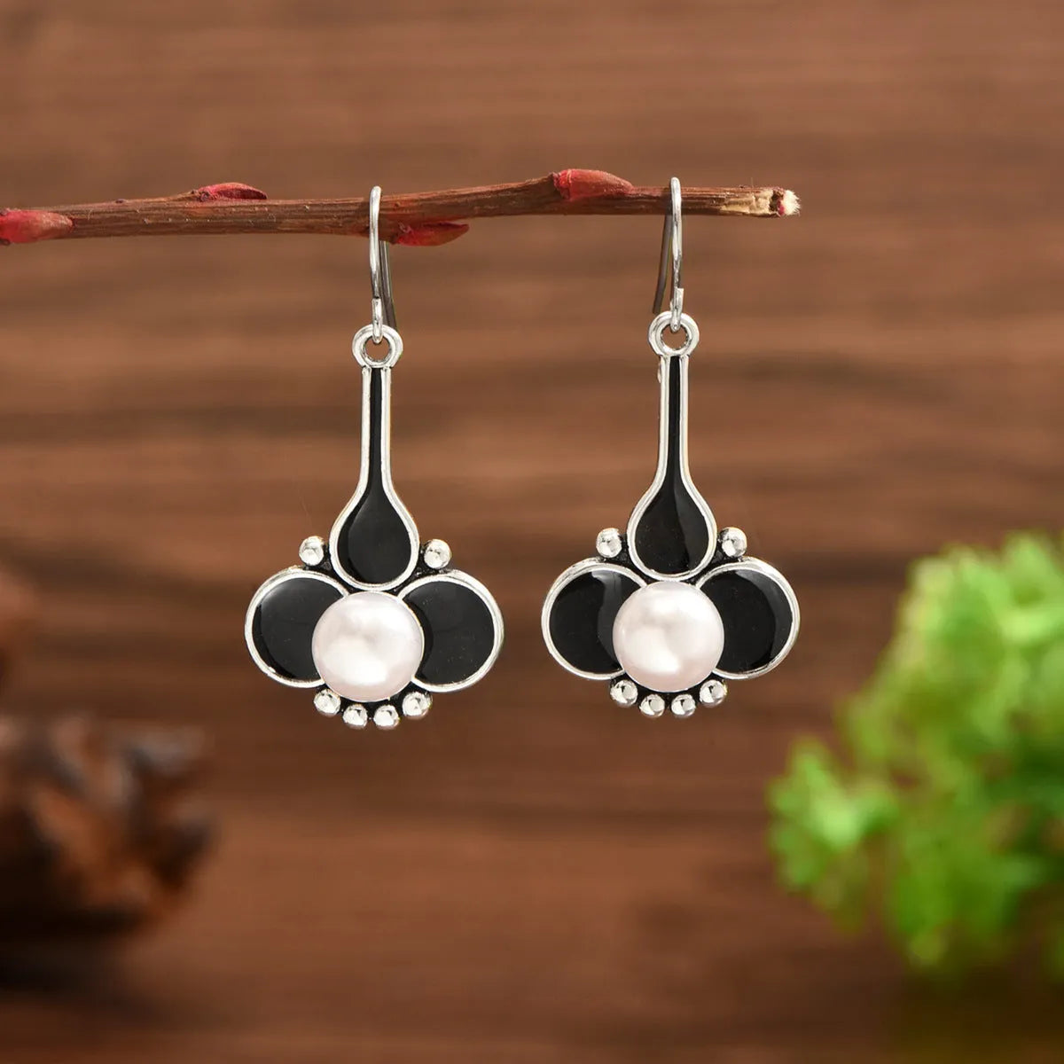 Silver electroplated retro creative women's earrings with fashionable OL style on alloy construction