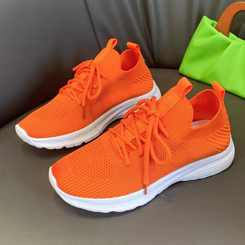 Women's breathable running shoes with mesh lining and Flyknit upper in tennis shoe style